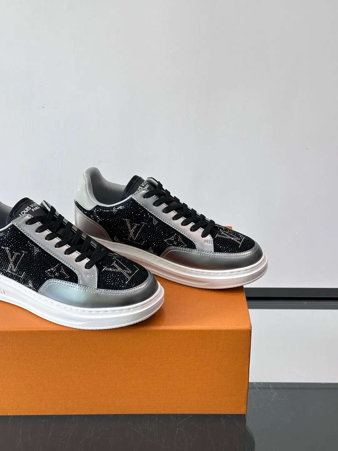 Men's shoes 💰p400 "＊OUIS ＊UITTO＊" 2025 new sports shoes, classic Monogram presbyopia + full diamond upper, full of luxury! The upper is made of high-quality leather and the sole is rubber, which is comfortable and wear-resistant👟. LV logo on the side of the shoe + brand logo on the sole, the details are super exquisite. The low-top design is suitable for daily leisure or light sports. It looks great with jeans and sportswear. The silver cyberpunk style is very popular in the fashion circle and is a must-have for young people! 💫 size：38-44